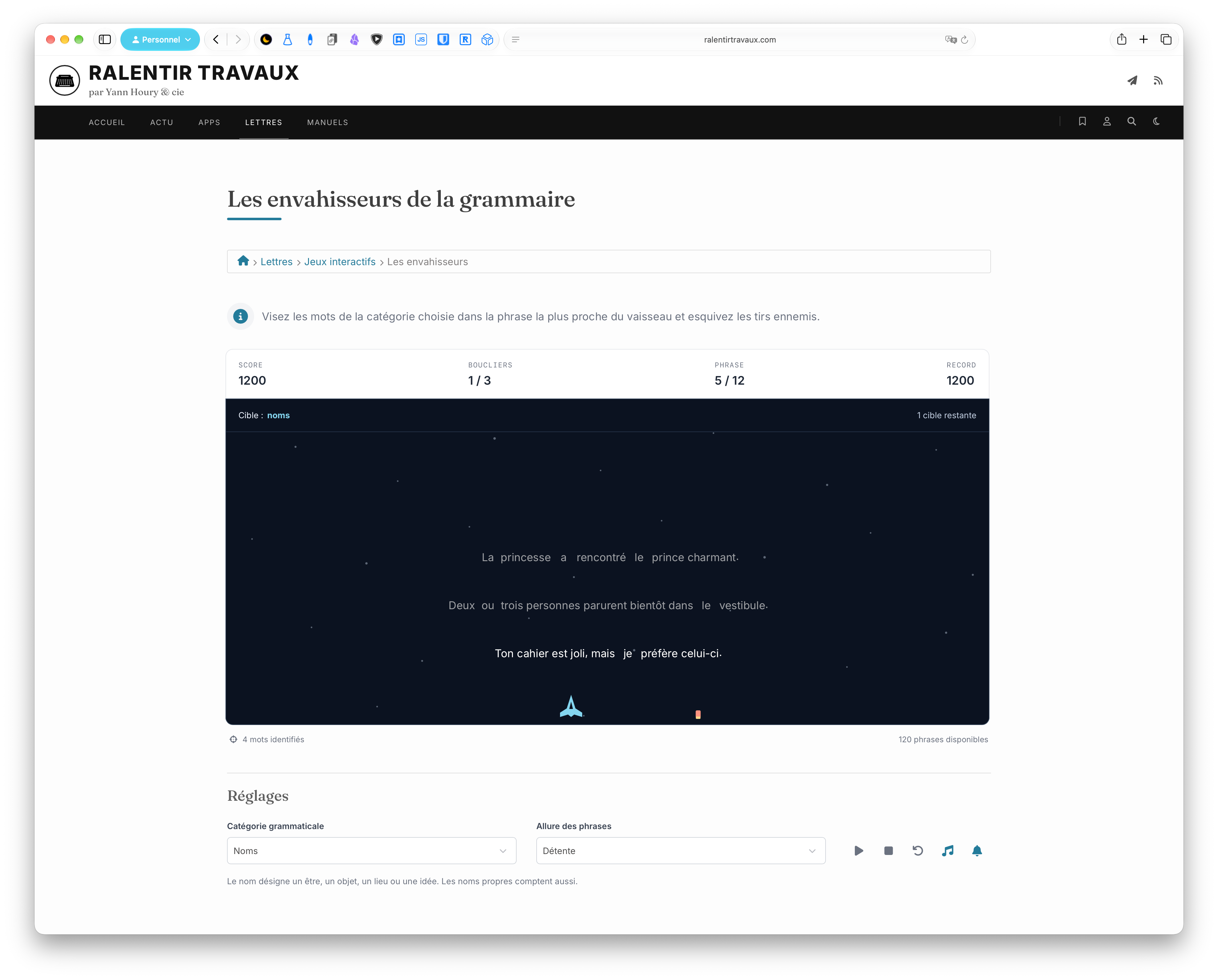Les envahisseurs de la grammaire : une partie pour reconnaître les noms, avec les phrases qui descendent vers le vaisseau et les réglages du jeu.