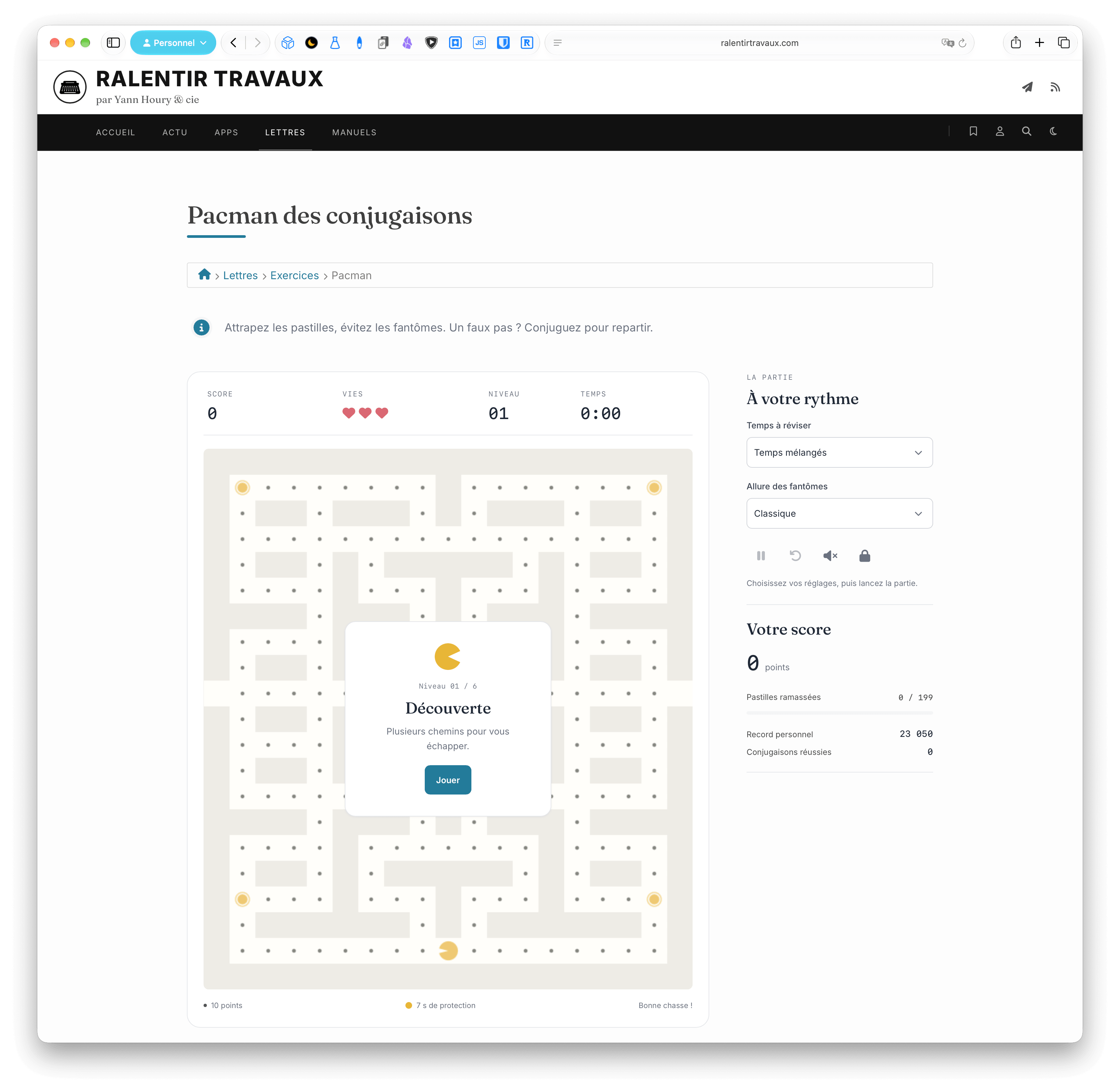 Pacman des conjugaisons : le premier labyrinthe, le bouton Jouer et les réglages des temps à réviser et de l’allure des fantômes.